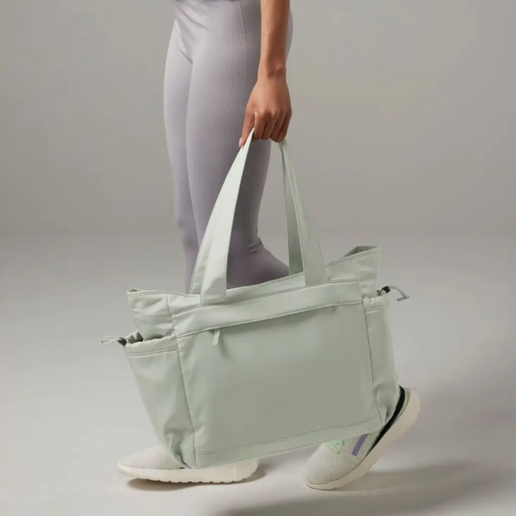 studio-tote-fresh-green-lifestyle-qs303.webp